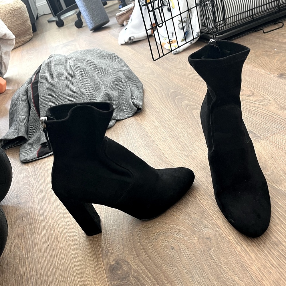 Steve Madden black suede boots. Pointed toe, suede, 4 inch heel